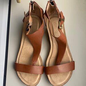 Reaction Kenneth Cole Tan Great Gal T-Strap wedge Sandals sz 6.5